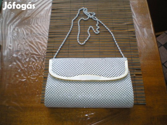 Fém lapokból készült női alkalmi táska fém pánttal elegáns darab