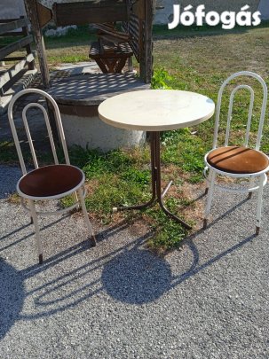 Fém székek és asztalok