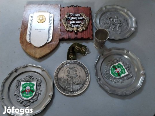 Fém táblák pohár