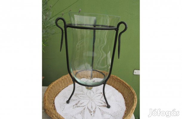 Fém tartóban, hatalmas üvegharangos váza