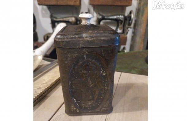 Fém teás doboz, régi dombornyomott díszítésű , tetején porcelán fogany