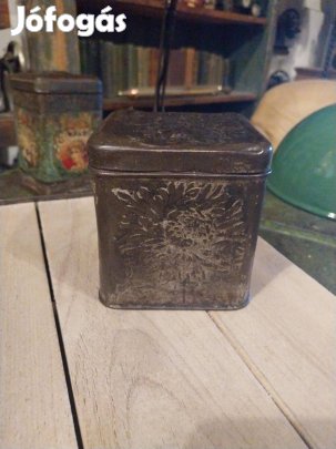 Fém teás doboz, régi dombornyomott díszítésű kisméretű doboz 20.sz ele