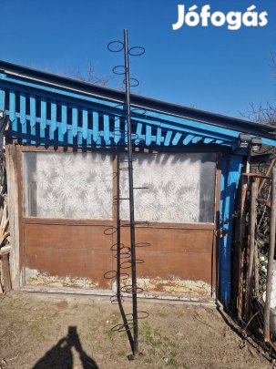 Fém virágtartó oszlop