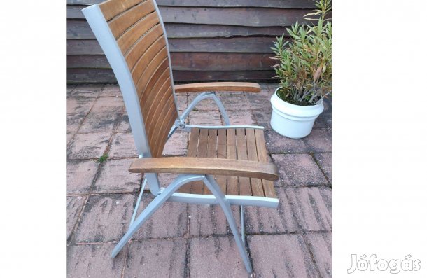 Fémből és fából készült dönthető támlájú kerti székek