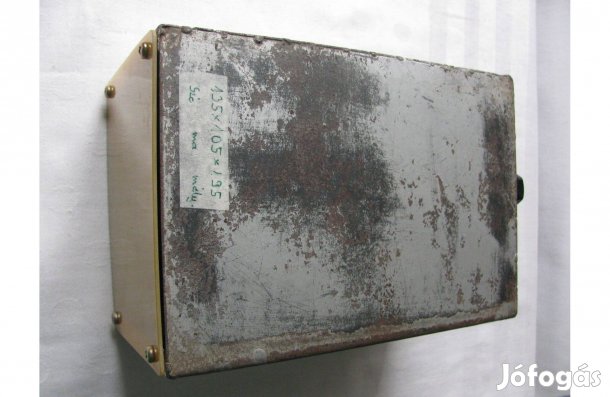 Fémdoboz tömszelencével, 135 x 105 x 195 mm