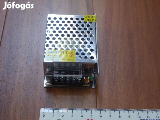 Fémházas földelt hálózati táp 12 V, 5 A