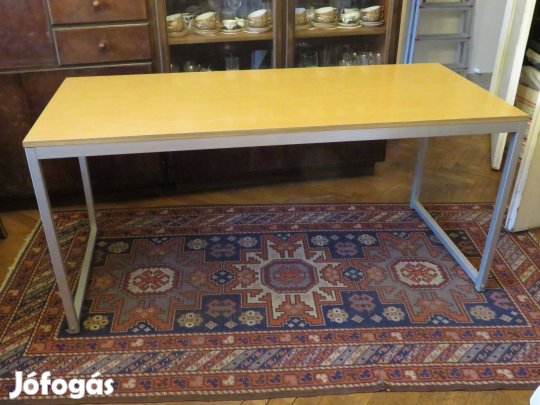 Fémvázas asztal