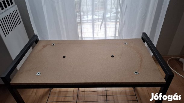 Fémvázas cipőtartópad .