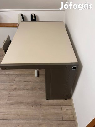 Fémvázas iróasztal