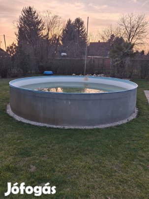 Fémvázas körmedence Győrben