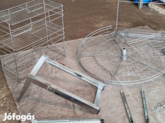 Fenéklapra szerelhető polcrendszer vagy palacktartó. 