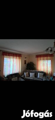 Fényáteresztő függöny