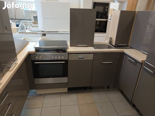 Fényes antracit konyhabútor komplett géppark
