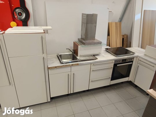 Fényes bézs Nobilia Soft close konyhabútor gépekkel 