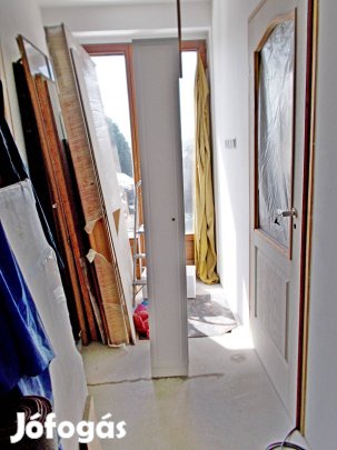 Fényes fehér fürdőszobai szekrény