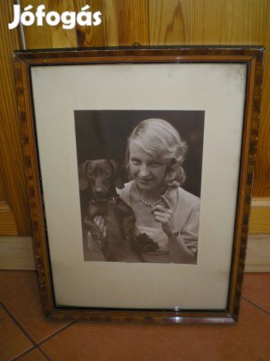 Fénykép 1933-ból egy helyes hölgy aranyos tacskójával keretezett fotó