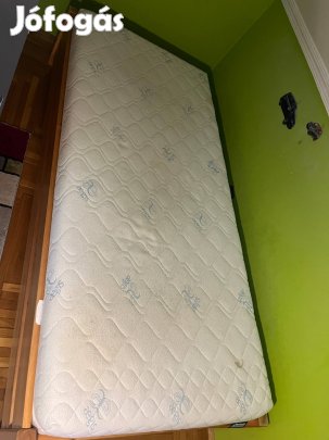 Fenyő ágy és memóriahabos matrac