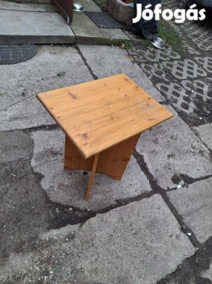 Fenyő asztal, asztalka, virágtartó 4000 forintért eladó