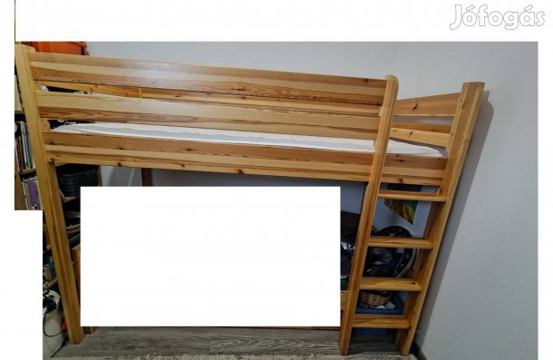 Fenyő emeletes ágy eladó, matraccal, újszerű