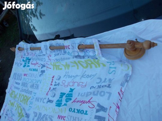 Fenyő fa karnis kb 120 cm hosszú, színes függönnyel