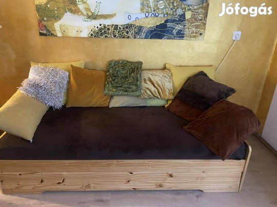 Fenyő kanapé párnákkal együtt eladó. Ára 35 000 Ft