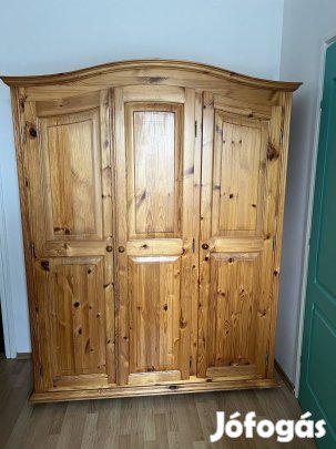 Fenyő ruhásszekrény
