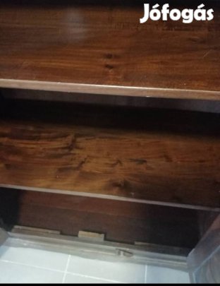 Fenyő szekrény. 
