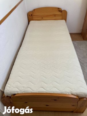 Fenyőágy-ágyneműtartós matraccal