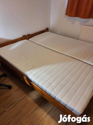 Fenyőágy matraccal
