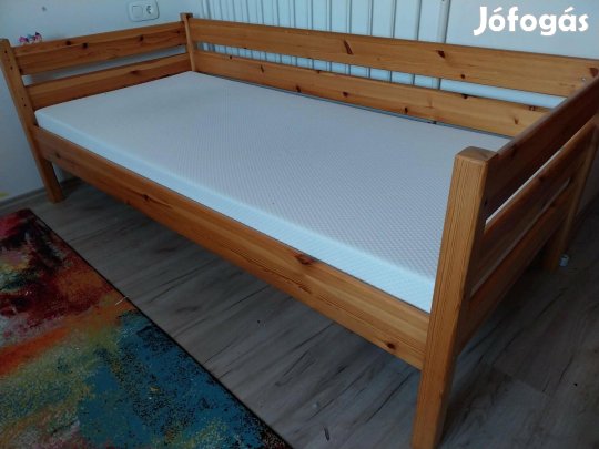 Fenyőágy matraccal