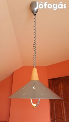 Fenyőbútorok, könyvespolc, éjjeliszekrény, lámpák, stb.