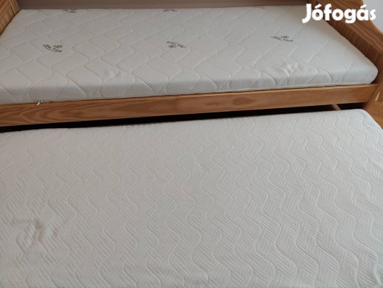 Fenyőfa ágy makulátlan állapotban 