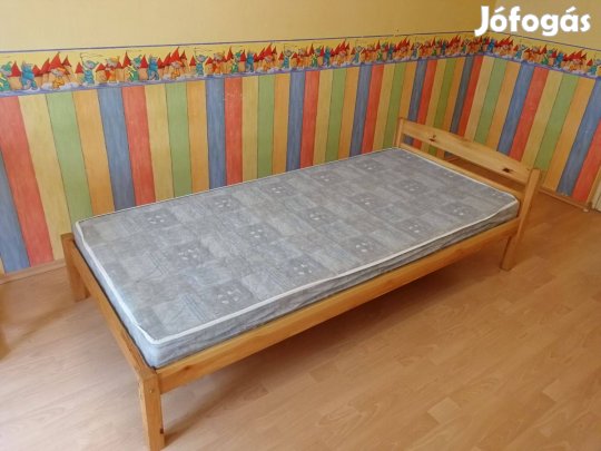 Fenyőfa ágy matraccal