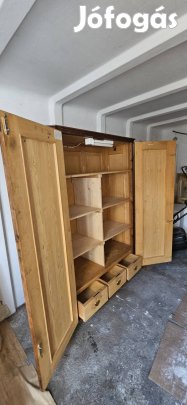 Fenyőfa bútorok keresik új otthont keresnek