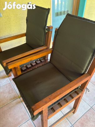 Fenyőfa ülőgarnitúra szürke párnákkal