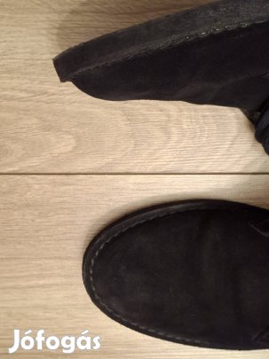 Férfi, fekete 45-ös méretű cipő