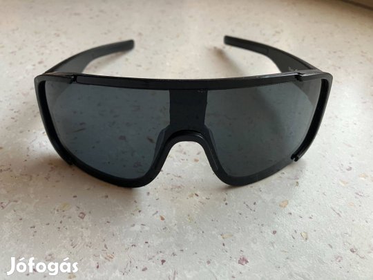 Férfi napszemüveg, egylencsés kivitelű