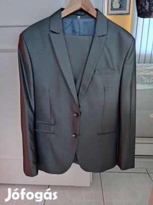 Férfi öltöny divatos
