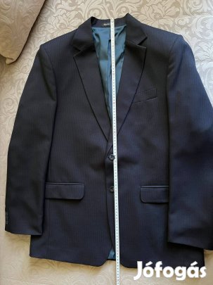Férfi sötét kék öltöny