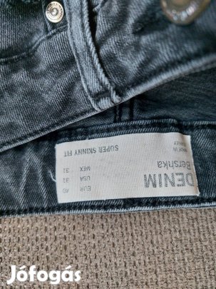 Férfi szakadt farmerok