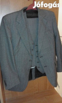 Férfi szép öltöny