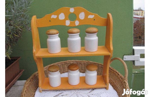 Festett fa fűszerpolc porcelán fűszertartókkal