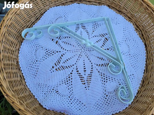 Festett fém polckonzol pár