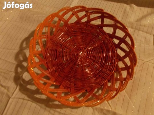 Festett fonott kosár, kínáló kosár