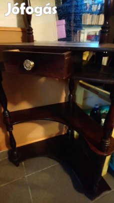 Fésülködő asztal fából