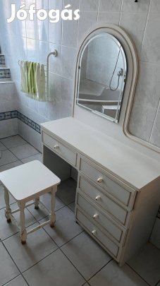 Fésülködő asztal székkel