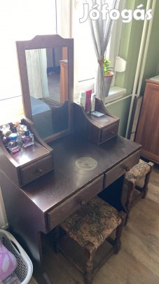 Fésülködő asztal székkel