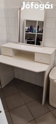 Fésülködő asztal tükörrel