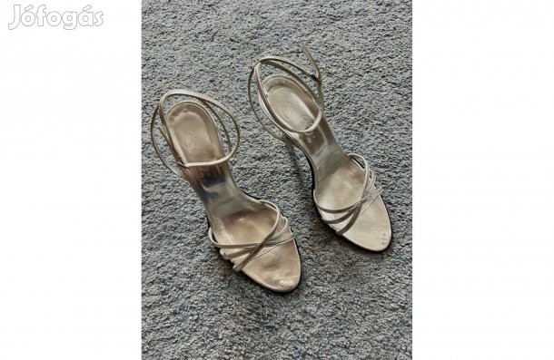 Finom eleganciájú ezüst alkalmi bőr szandál diszkrét gyöngyökkel(37)új