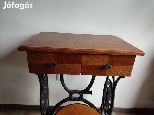 Fiókos asztal antik Singer varrógép lábakon